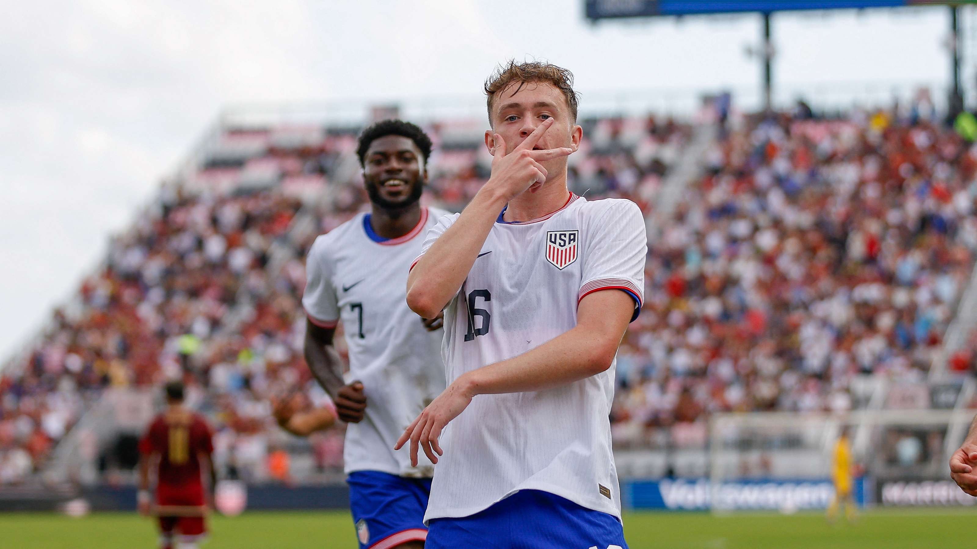 阿根廷小组赛收官之战在12月1日精彩上演 球迷们的期待与激情再度燃起